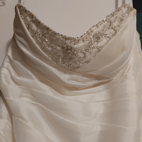 Wedding dress - Picture 2 of 5